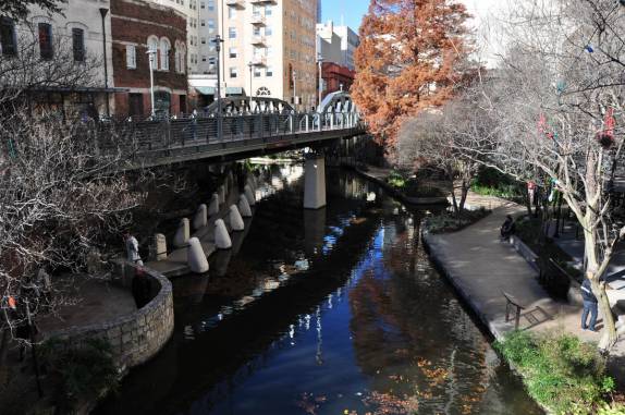 A bela River Walk, no centro de San Antonio, no sul do Texas, nos Estados Unidos
